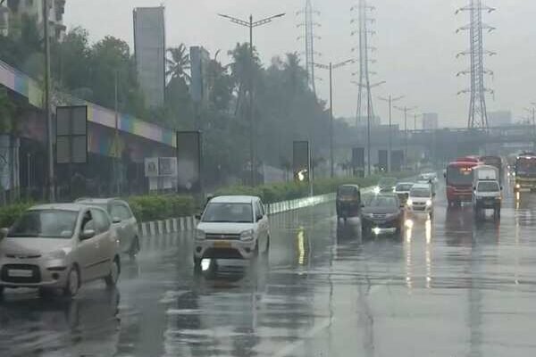Heavy rain lashes Mumbai; IMD issues alert, traffic disruptions reported