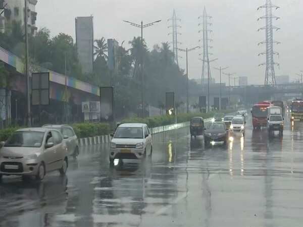 Heavy rain lashes Mumbai; IMD issues alert, traffic disruptions reported