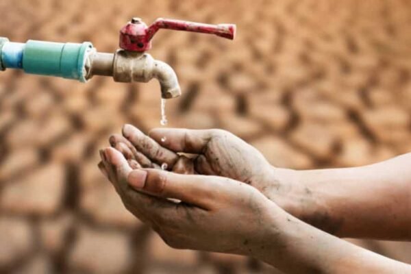 Severe water crisis hits Karachi, residents complain no water for 12 days
