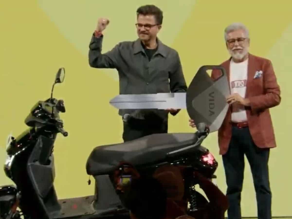 Hero rolls out VIDA VX2 ‘EVOOTER’ at Rs 59,490-1,09,990; Anil Kapoor, first customer, receives key from Pawan Munjal