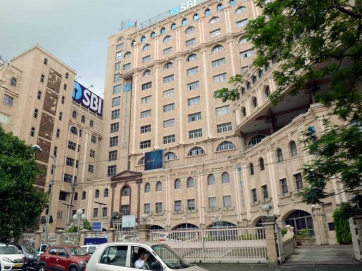 SBI share price hits 2025 high after Rs 25,000 crore QIP launch; will the rally continue?
