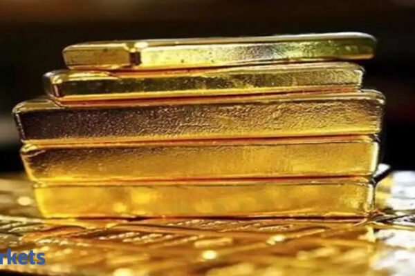 Safe-haven gold gains on global uncertainty, weaker dollar