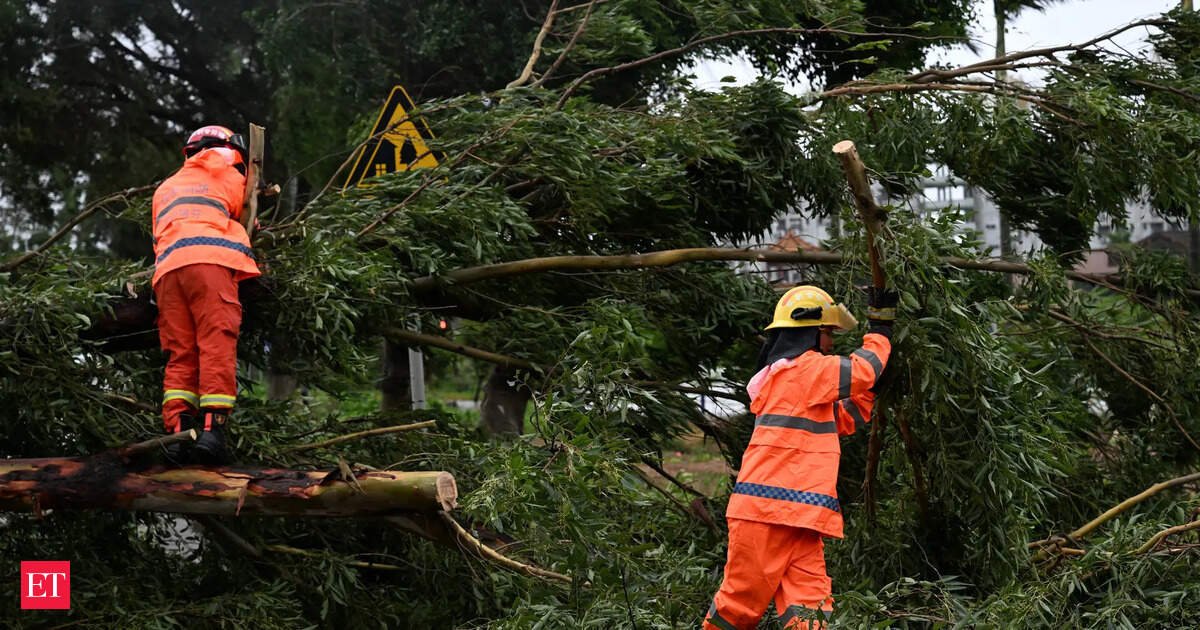 Shanghai evacuates 283,000 people as typhoon nears