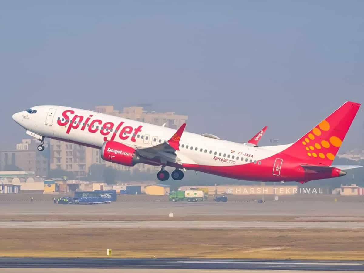 SpiceJet Delhi-Srinagar flight faces mid-air emergency, makes priority landing after cabin pressure warning
