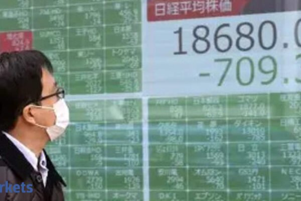 Asian stocks surge as trade tensions ease, Nikkei hits record