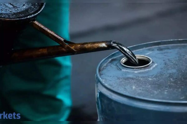 Crude oil prices decline on oversupply fears
