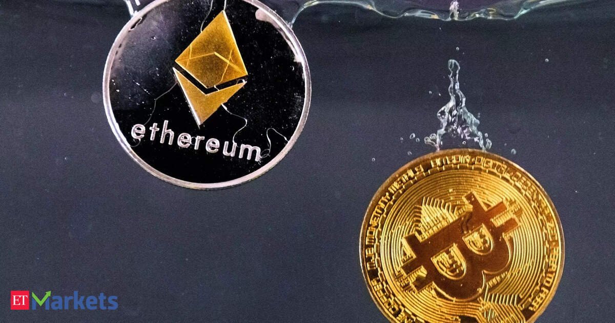 Bitcoin falls below 0,000 for the first time since June as risk-off mood weighs on crypto