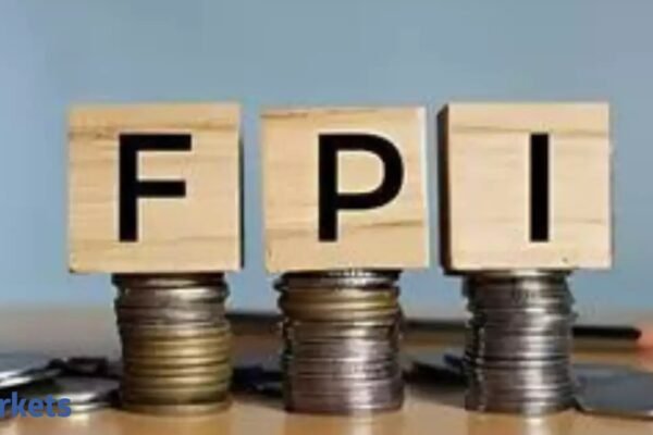 FPIs resume selling after a brief pause in Oct; withdraw Rs 12,569 cr in Nov
