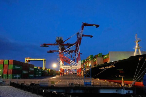 Japan’s exports to world rise but drop to US due to tariffs