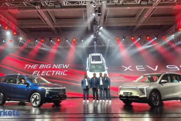 M&M shares rise 2% as Nomura gives thumbs up to new 7-seater launch. Check target price