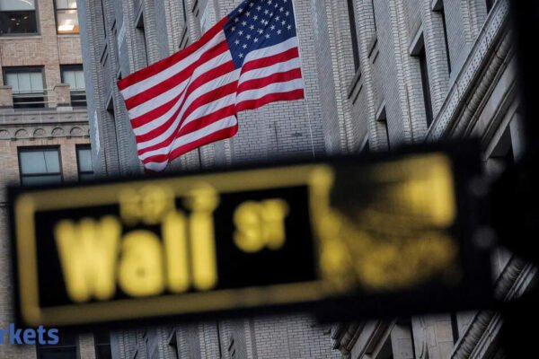 US stocks trade lower as investors assess corporate earnings, mixed economic data