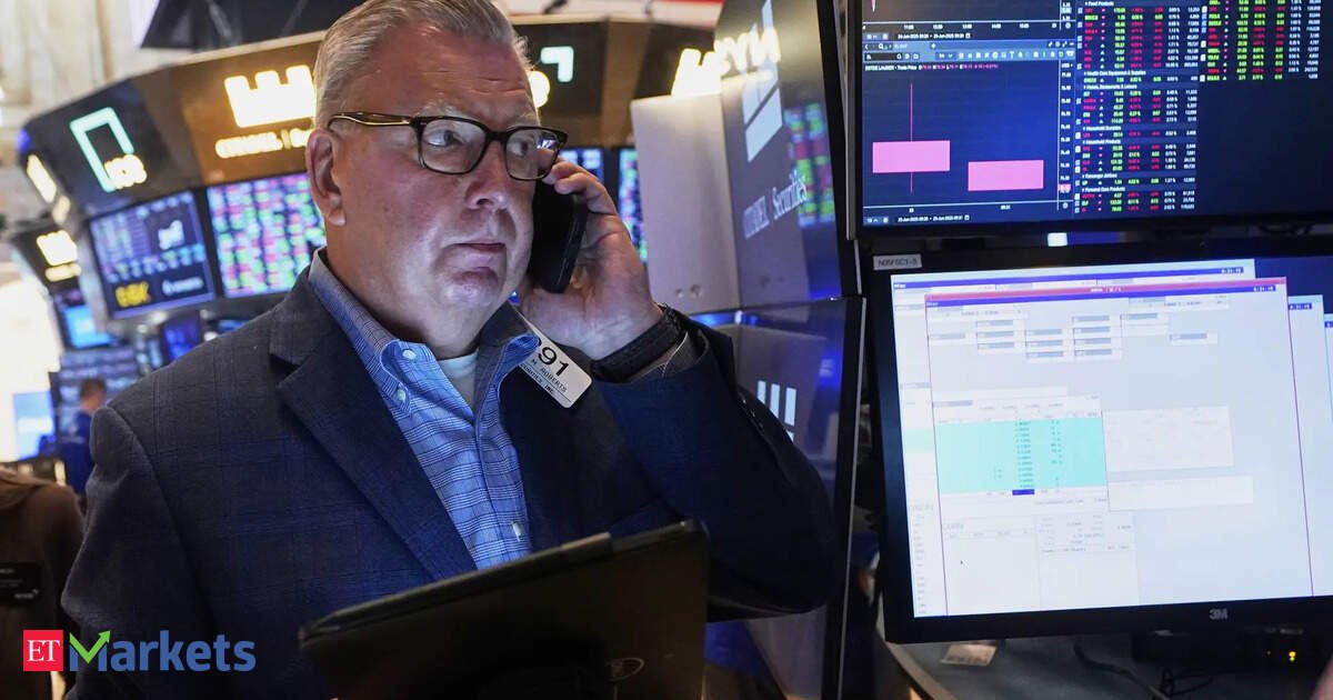 Wall Street sinks as investors fret about rate cuts