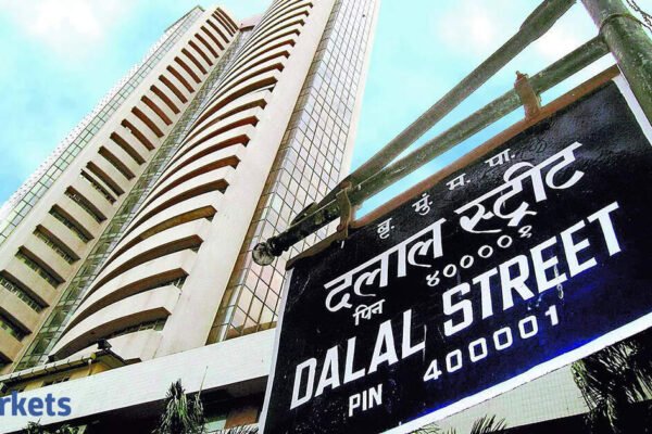 Indices hit new highs but again fail to hold gains on FII sales